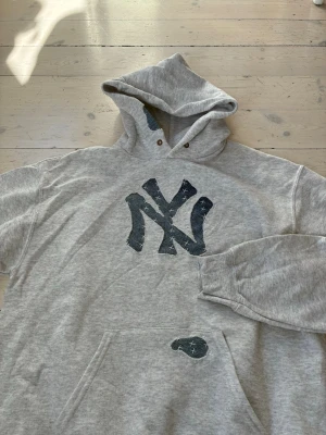 Handstitched hoodie - Handsydd hoodie jag gjort själv. Hoodien har en slim fit passform och är gjort på 80% bomull och 20% polyester, designsen är av jeanstyg.