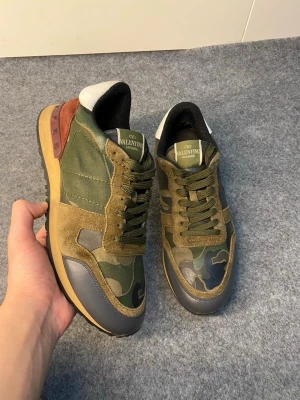 Valentino Rockrunners  - Storlek 41. Självklart äkta. Se bild 3 för defekt. 