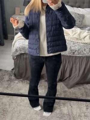 Uniqlo jacka  - Säljer denna snygga uniqlo jacka som är som ny💕 använd 2-3 ggr och har inga defekter💕 storlek M men liten i storleken så sitter som xs/s mer skulle jag säga 💕 nypris 700kr💕