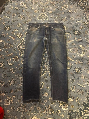 A.P.C. Petit New Standard Selvedge - Jeansen har ett par defekter. Lagning i mellan benen och ett lagat hål på framsidan. Högerfickan är trasig men går att laga enkelt. Förövrigt riktigt schyssta jeans.  Mått: Midja: 44cm Längd: 95cm Innerben: 70cm Benöppning: 19cm
