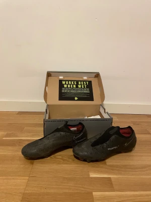 Nike Phantom fotbollsskor - Ett par Nike Phantom GT2 Elite SG fotbollskor med metaldobbar, säljs för att dem blivit för små väldigt snabbt för mig:( Pris kan diskuteras vid snabb affär.