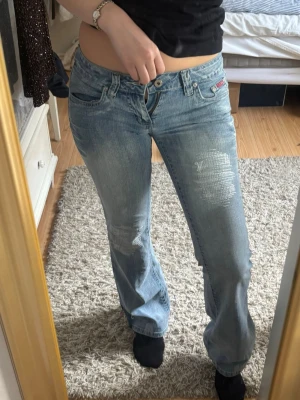 Lowaist bootcutjeans - Superfina! Mycket bra skick! Skulle säga att de är en stl S  Midja: ca 38*2 cm, innerbenslängden ca 81 cm!