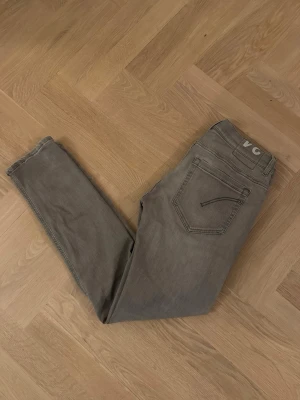 Dondup george  - Säljer ett par dondups i modellen george, mycket fint skick, Köpta på NK. Storlek 34. Hojta till vid funderingar! :)