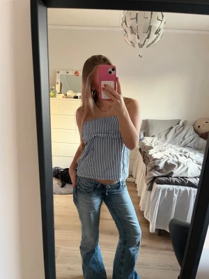 Randig off-shoulder blus - Randig off-shoulder blus som är perfekt till varmare väder. Jättesöt och fin nu till sommaren🩷☀️ Org pris 199kr