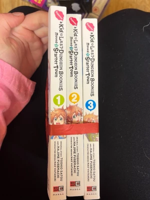 A Kid from Last Dungeon Boonies manga - Säljer en manga-trilogi: 'A Kid from the Last Dungeon Boonies moved to Starter Town' volym 1-3, skriven av Toshio Satou. 