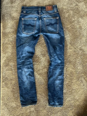 Blå jeans från Nudie Jeans - Tjenare säljer ett par feta nudie jeans som sitter w28 l30. Modellen på jeansen heter grim tim!Jeansen är använda några gånger men är i bra sick. Skriv om ni har några frågor så är jag glad att kunna få svara på dom🤝🙌