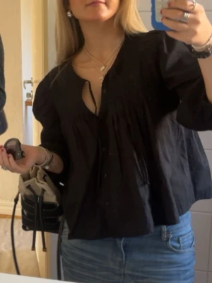 Gina blus - Söt blus ifrån Gina tricot som är perfekt till våran/sommaren. Använd få tal gånger. Storlek S. Skriv vid frågor💘