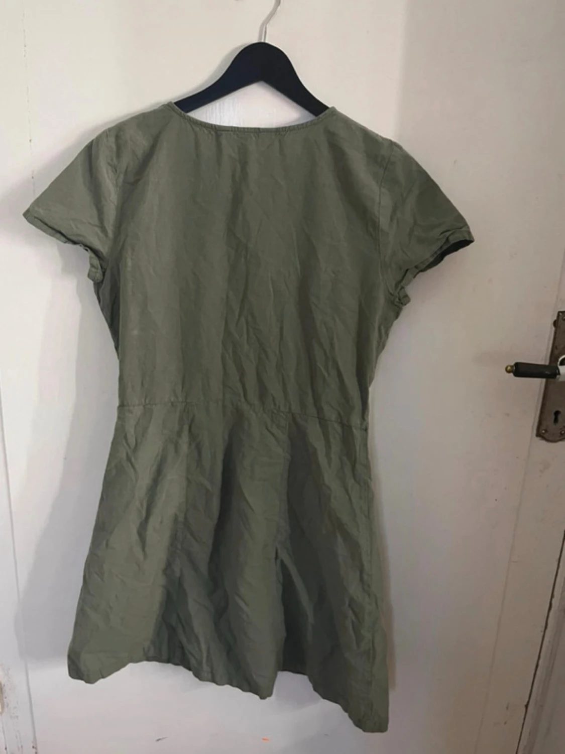 Olivgrön kort klänning med knappar - 2