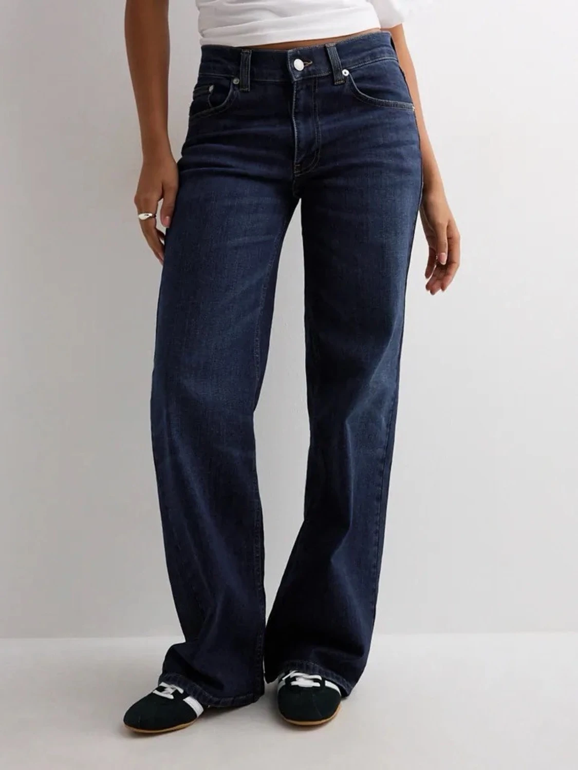 Mörkblå raka jeans med medelhög midja