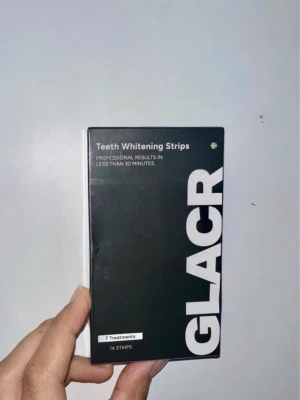 GLACR Whitening Strips - Oanvänt paket  - GLACR Teeth Whitening Strips ger professionella resultat på mindre än 30 minuter. Förpackningen innehåller 14 remsor för 7 behandlingar. Snygg svart och vit design, perfekt för dig som vill ha ett vitare leende snabbt och enkelt.