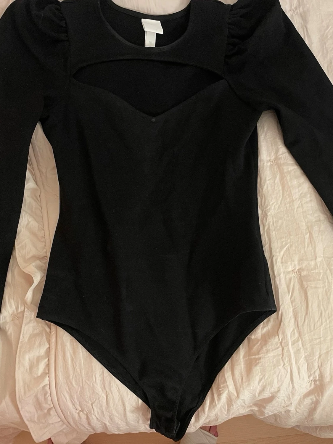 Svart body med cut out och puffärm - 1