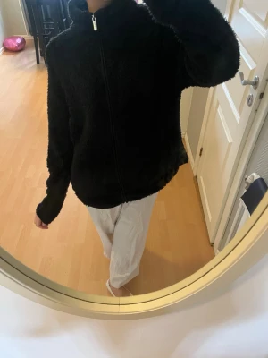 Svart teddyjacka med dragkedja - En svart fleecejacka som jag köpte i vintras som tyvärr inte har kommit till användning💗  Pris kan diskuteras vid snabb affär💗💗