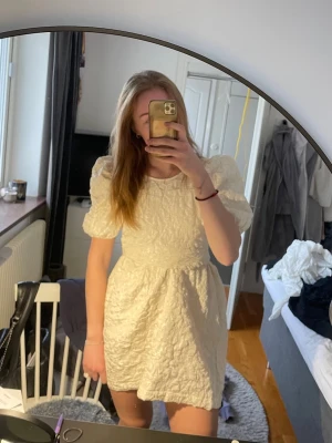 Studentklänning monki - Supergulliga klänning från monki med rosett i ryggen. Utmärkt studentklänning!✨ aldrig använd med prislappar kvar.