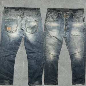 Vintage Jeans Straightfit  - Riktigt snygga Tom tailor jeans med skön passform. Mått: midja44cm  längd 112 cm fotvidd 21cm. Storlek 33/34. Jeansen har små slitningar här och där men fortfarande e bra skick. Modellen är 183. Skriv vid funderingar 💬
