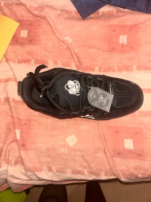 Louis Vuitton skate black  - Säljer ett par Louis Vuitton sneakers svart  med meshpaneler och läderdetaljer. Skorna har LV-logga pa plösen och sidan samt en chunky sula. Snygg design med blandning av material och klassiska LV-detaljer.