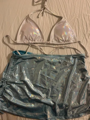 NY! Holografisk bikini topp med kjol - NY! Så fin holographic bikini topp och kjol, du behöver bara en hibiskus hairclip så är det super Zara Larsson vibes 🐬 