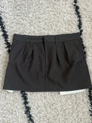 Mini kjol - Fin mörkgrå minikjol från H&M i storlek M. Fint skick 🩶  