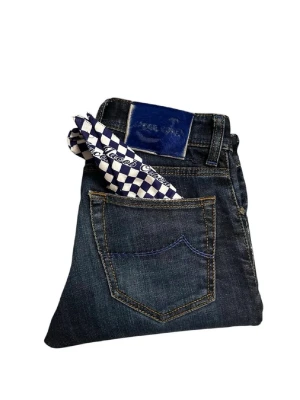 Jacob Cohën jeans - Riktigt snygga mörkblå jeans från Jacob Cohën i storlek 31. Killen på bilden är 180cm och 70kg. Hör av er vid frågor eller funderingar! 