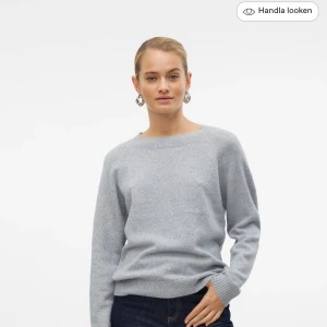 Ljusgrå stickad tröja - Ljusgrå stickad tröja från Vero Moda. Knappt använd! Nypris 299, säljer för 129🩷