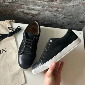 Lanvin sneakers - Bra skick,  lite heelcrease och skrap på tån. Nypris ca 5000kr. Storlek 41/UK7.  Inget OG medföljer. Självklart äkta - kolla bara recensionerna! Skriv för mer information🤝