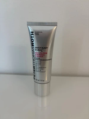 Peter Thomas Roth Instant Firm Primer - Endast testad en gång! Primer från Peter Thomas Roth i en silverfärgad tub på 30 ml. Instant Firm No-Filter Firming Primer jämnar ut hudtonen, minimerar porer och fina linjer samt ger en slät bas för makeup. Passar alla hudtyper och har en universell nyans.