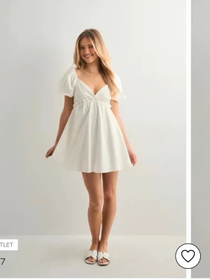 Vit studentklänning  - Jättejättefin vit klänning till studenten eller bara till sommaren. Den är oanvänd då jag köpte den till min egen student nu i sommar. Klänningen är från Nelly och är slutsåld. Klänningen är i storlek 38!❤️