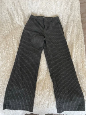 Gråa randiga kostymbyxor  - Gråa randiga kostymbyxor med medelhög midja och raka ben