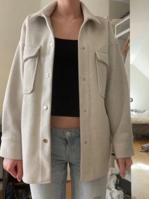 vår beige jacka  - fin kappa från Zara som är lagom varm inför våren 