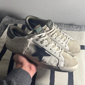 Golden goose superstar  - Storlek: 43 | skick: 9/10, finns ett hål | og:, dustbag, passport, kvitto | pris: 2399