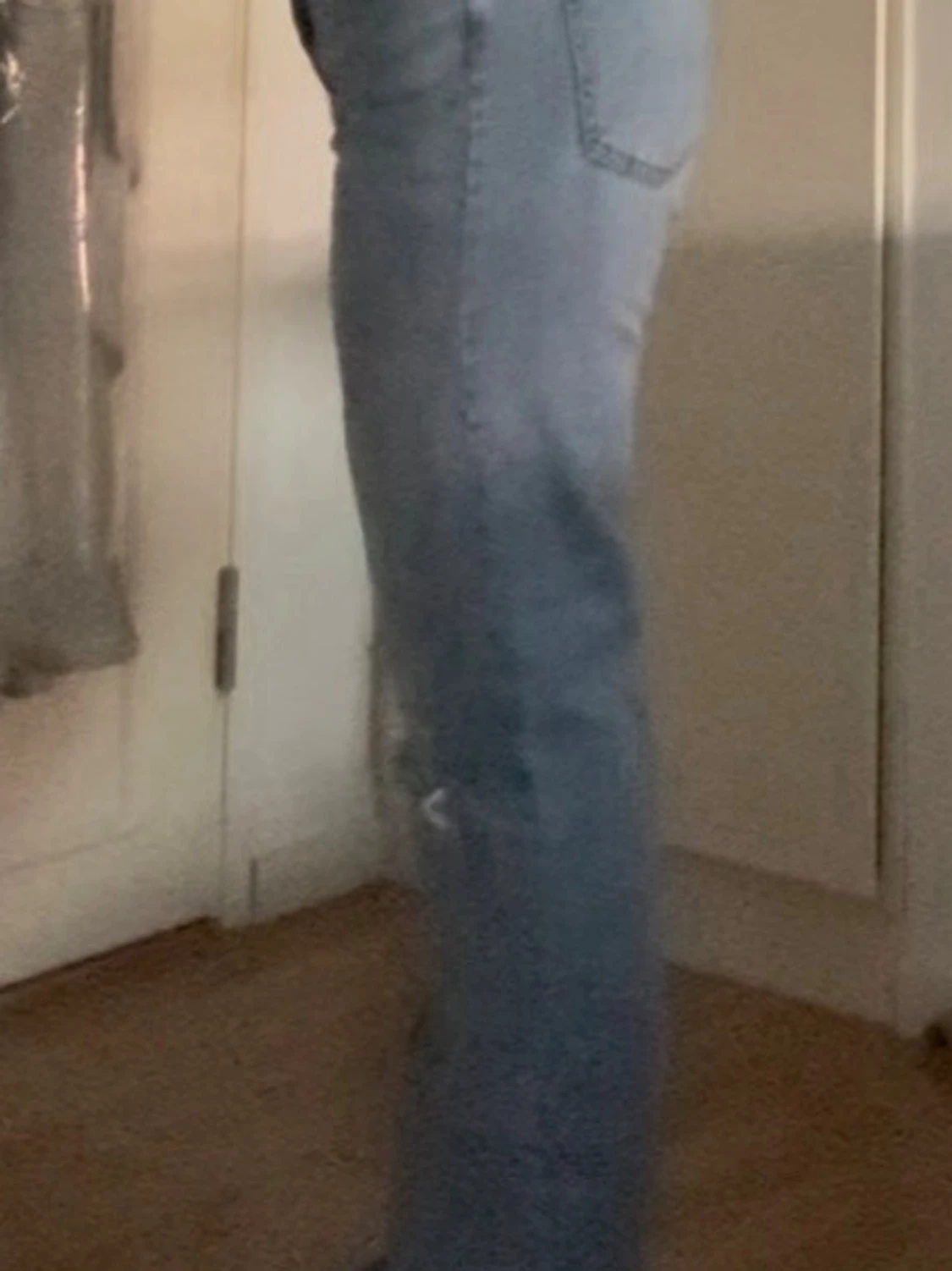 Blåa vida jeans med slitningar - 1