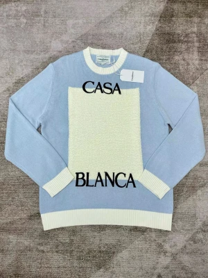 Stickad tröja  - En clean ljus blå och vit stickad tröja med tag kvar 