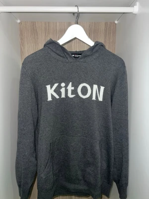 Kiton Huvtröja - Eftersökt modell som inte många känner till! Stickad tröja med Läder broderade armbågar i storlek M. Skriv gärna för mer info!