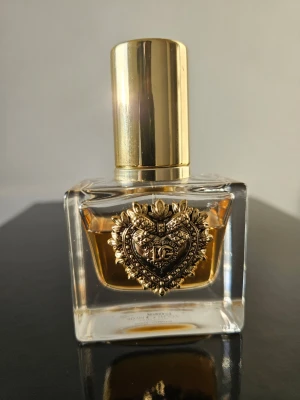 Dolce & Gabbana Devotion EdP - Dolce & Gabbana Devotion i storlek 30 ml. En varm och elegant doft med söt citrus och vaniljtoner. Flaskan är använd men det finns fortfarande en bra mängd kvar (se bild för nivå).  Perfekt storlek att ha i väskan eller för dig som vill testa doften.