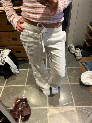 INTRESSEKOLL linnebyxor alobha label - Itressekoll på dessa vita linne byxor från alobha label. Inga defektervad jag ser endas skrynkliga men de kan man bara stryka till. Passar för någon som ungefär mellan 160 till 165 cm lång. Skriv om ni är intresserade. 