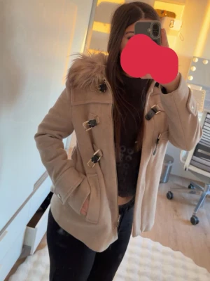 Beige duffelkappa med pälskrage - Snygg beige kappa storlek xs från zara💕