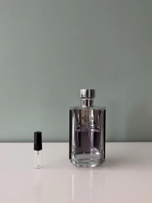 2 ml sample av Prada L'Homme EDT - Ett sample på 2 ml av Prada l’homme edt. Det är en fräsch och maskulin parfym som passar bra att ha året om. Våra samples är helt nya och är gjorda av glas. Det är fritt fram att skriva till oss om ni har frågor.