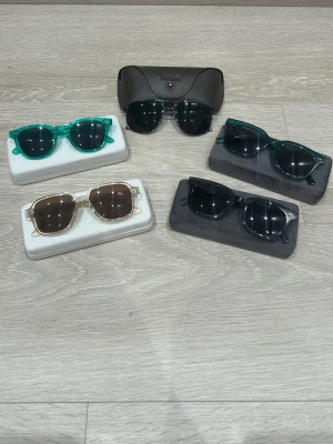 Solglasögon  - Säljer nu ett par olika solglasögon som jag aldrig använt pga passform inte synkat med min skalle. Men är i övrigt väldigt snygga och förtjänar en ny ägare.  Hör av er om ni är intresserade! 