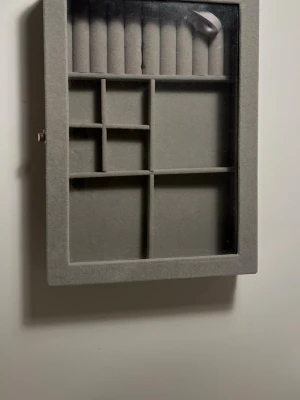 Smyckeskrin  - Jätte fin grå smyckeskrin som är nästan aldrig andvänd och får plats med jätte många örhängen, ringar, halsband och armband.