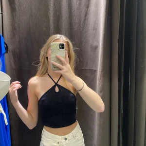 Zara-topp - En mycket fin topp från Zara som inte kommit till mycket använding pågrund av för liten storlek💗Frakten ingår i priset!