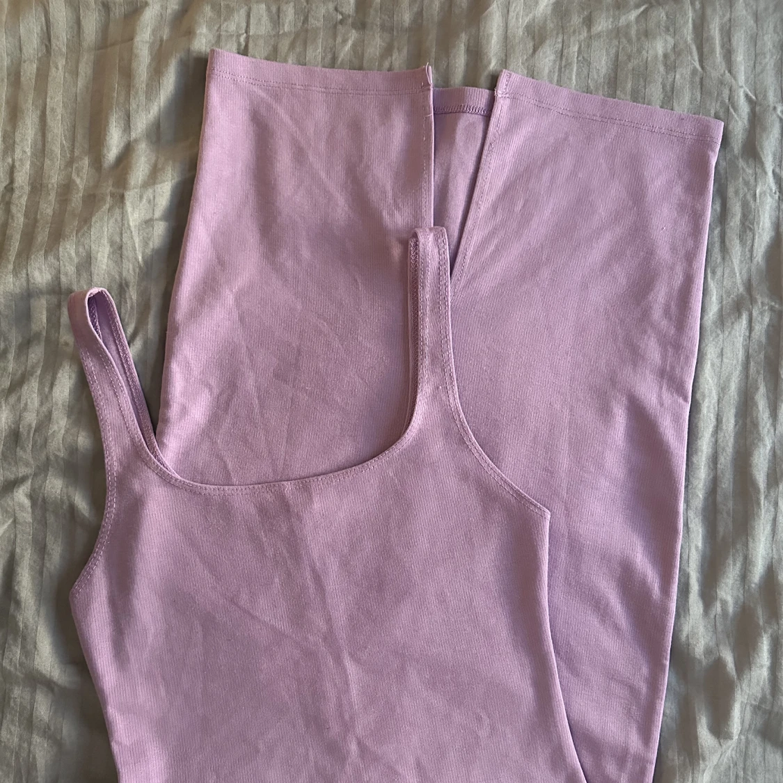 Tajt medellång klänning