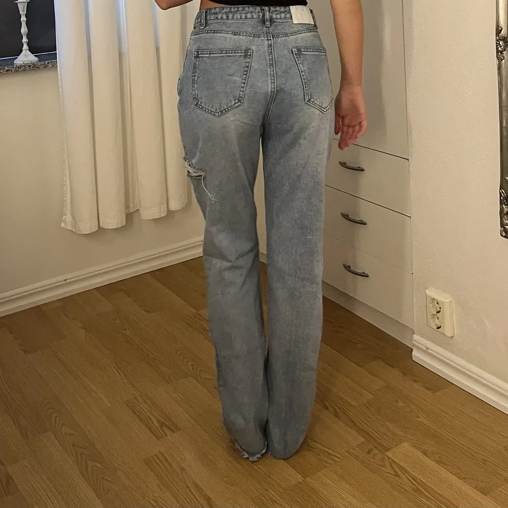 Missguided jeans i storlek uk 8 vilket motsvarar 36. Jeansen är endast använda 2 gånger, jöttebra kvalitet. Säljs pga att de är för stora på mig nu. Slitningar på olika ställen på jeansen. Jag är 166/167 cm lång & de är perfekta på mig längdmässigt. . Jeans & Byxor.