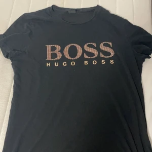 Hugoboss t-shirt  - Äkta Hugo boss t-shirt storlek medium använd fåtal gånger 