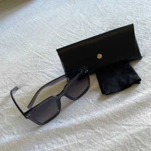 Solglasögon  - Helt NYA!  Enbart upplockade ur fodral för att fotas💞 Har två par 70kr/st + frakt 