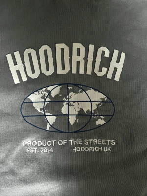 Grå hoodrich hoodie - En grå hoodrich hoodie som jag knappast har använt, skicka DM om du vill köpa eller har frågor.