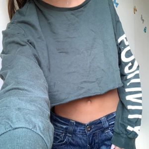 Cropad tröja  - As fin croppad collage tyg tröja as fin detalj på armen!! xs-m beroende på hur man vill att det ska sitta 💕 Tryck på köp nu knappen om du vill att den ska skickas dagen efter! 🩷