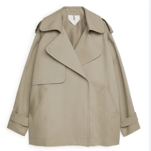 Trench coat  - Säljer min jätte fina trench coat från Arket då den inte kommer till användning, jättebra skick !! 💓