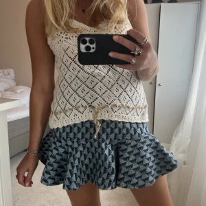 Jeanskjol från Sandro  - !!kan ej lösa fler bilder eller mått!! Kjol från Sandro i storlek 0 (mkt stretchig så passar typ xs-m) som aldig använts. Köpt för ca 2300kr