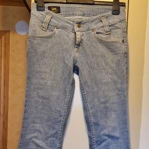 Fina jeans med lite utsvängda ben. Modell Leola. Midjemått 74 cm. Innerbenslängd 76 cm.