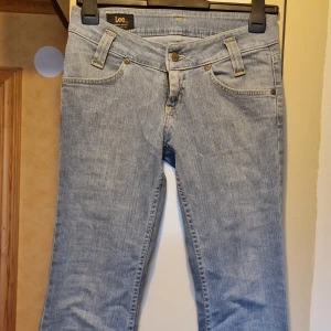 Lee jeans - Fina jeans med lite utsvängda ben. Modell Leola. Midjemått 74 cm. Innerbenslängd 76 cm.