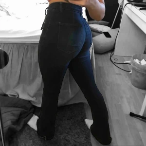 Jeans  - Fina bootcut jeans som formar kroppen bra! 